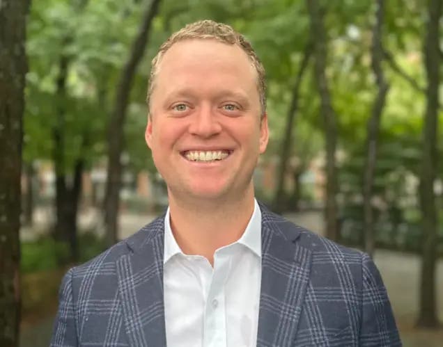 تقوم Salesforce بتجديد برنامج الشركاء من خلال المراجعات السنوية والتمكين الأفضل