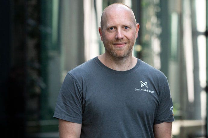 كيف تفوز شركة AWS الصغيرة الناشئة بعملاء المؤسسات العالمية