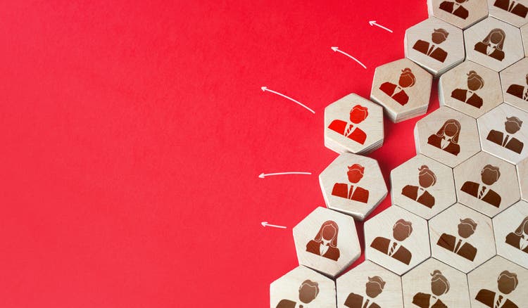 A group of people falls apart. Staff leaving the company. Brain drain. Low loyalty. Poor working conditions. Layoffs and staff optimization. Exit from investment. Loss of valuable personnel.