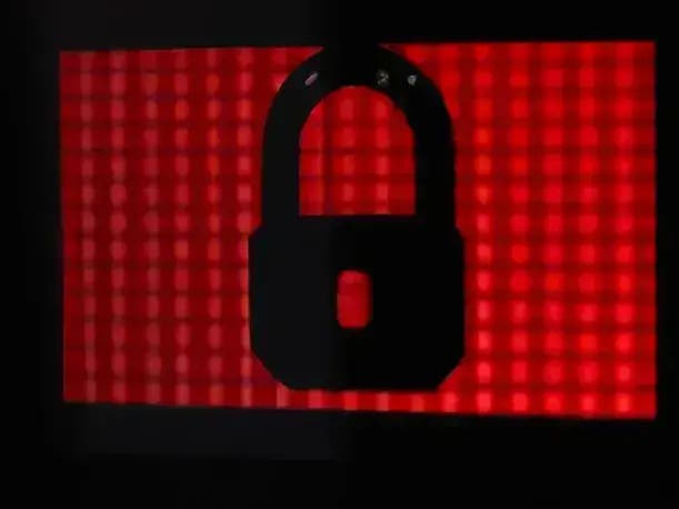 يستهدف المهاجمون المرتبطون بإيران أجهزة التكنولوجيا التشغيلية للبنية التحتية الحيوية